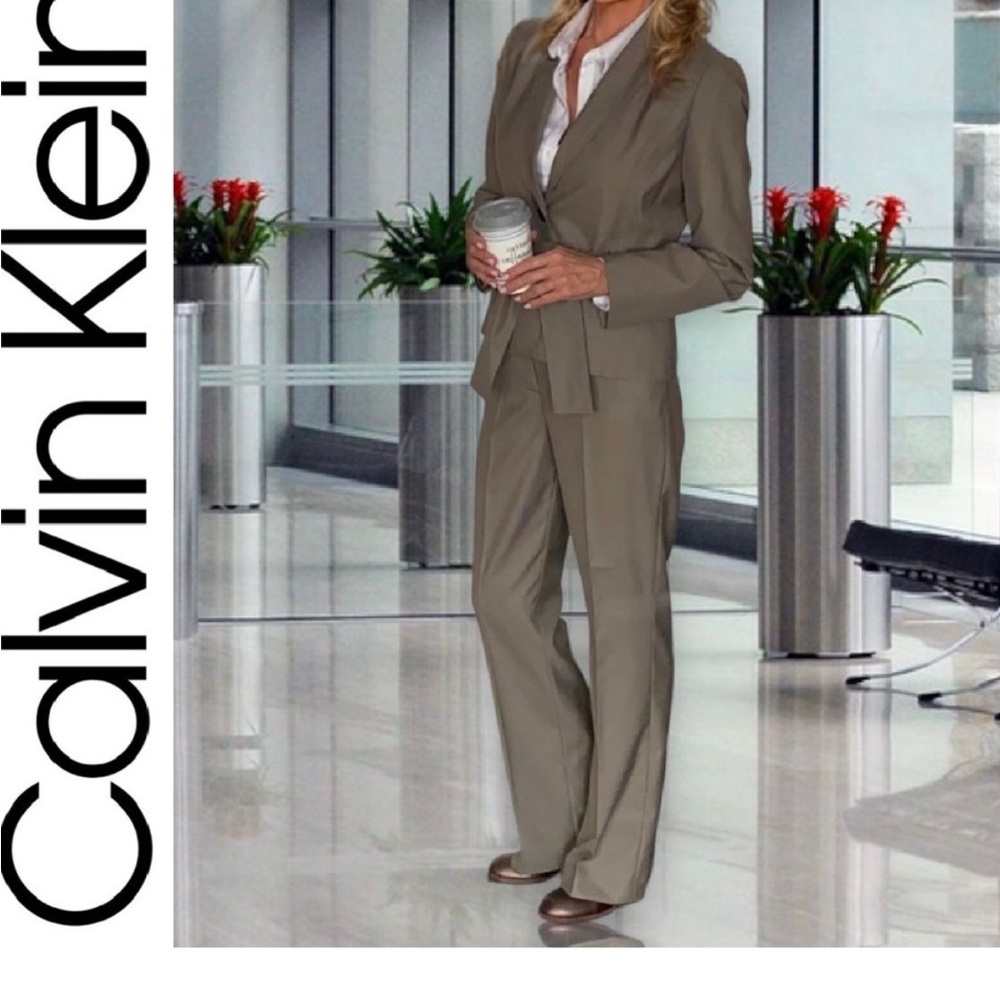 Calvin Klein Suit - Jacket & Pants size 6  Style CS8DP449 Sandstone